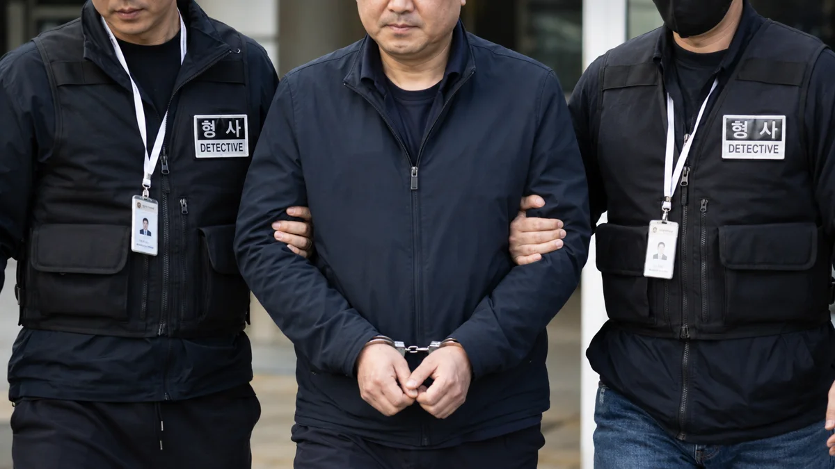 법인파산 임금 체불|형사들에게 연행되는 수갑을 찬 피의자
