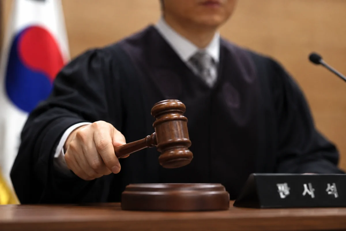 법인 청산 완료 절차|법정에서 의사봉을 든 판사와 판사석 명패