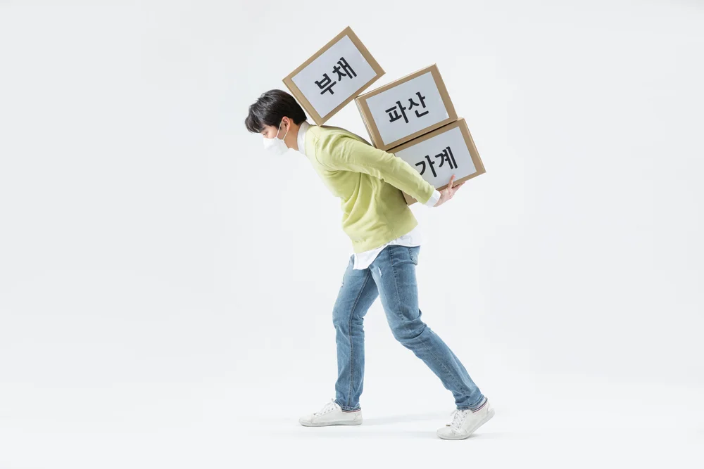 사업양도 영업양도 차이|부채와 파산의 짐을 지고 힘들어하는 남성